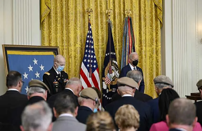 Biden garipliklerine bir yenisini ekledi! Tören esnasından aniden salonu terk etti, katılımcılar şaşkınlıkla arkasından bakakaldı