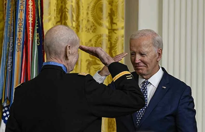 Biden garipliklerine bir yenisini ekledi! Tören esnasından aniden salonu terk etti, katılımcılar şaşkınlıkla arkasından bakakaldı