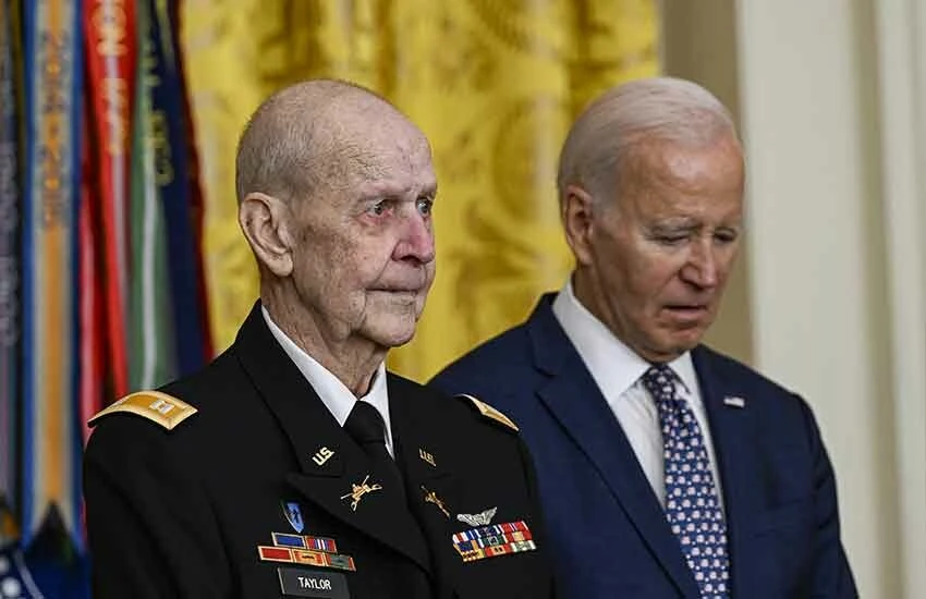 Biden garipliklerine bir yenisini ekledi! Tören esnasından aniden salonu terk etti, katılımcılar şaşkınlıkla arkasından bakakaldı