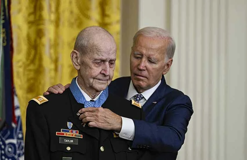 Biden garipliklerine bir yenisini ekledi! Tören esnasından aniden salonu terk etti, katılımcılar şaşkınlıkla arkasından bakakaldı