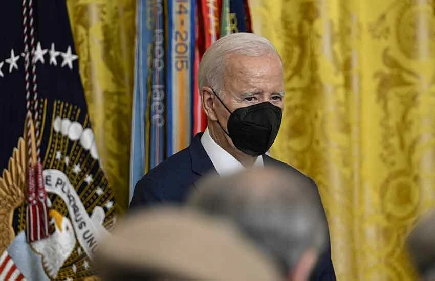 Biden garipliklerine bir yenisini ekledi! Tören esnasından aniden salonu terk etti, katılımcılar şaşkınlıkla arkasından bakakaldı