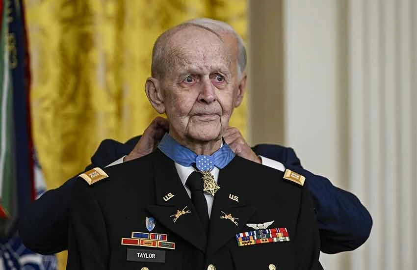 Biden garipliklerine bir yenisini ekledi! Tören esnasından aniden salonu terk etti, katılımcılar şaşkınlıkla arkasından bakakaldı