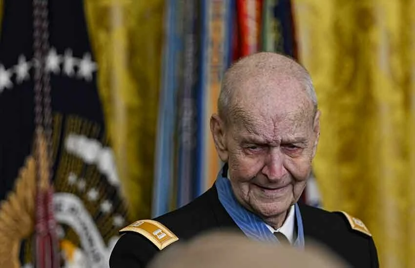 Biden garipliklerine bir yenisini ekledi! Tören esnasından aniden salonu terk etti, katılımcılar şaşkınlıkla arkasından bakakaldı