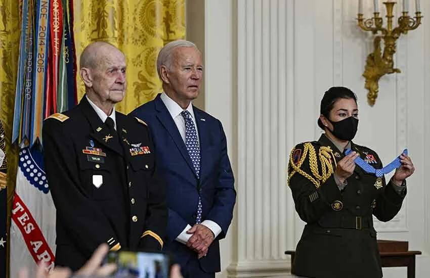 Biden garipliklerine bir yenisini ekledi! Tören esnasından aniden salonu terk etti, katılımcılar şaşkınlıkla arkasından bakakaldı