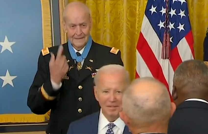 Biden garipliklerine bir yenisini ekledi! Tören esnasından aniden salonu terk etti, katılımcılar şaşkınlıkla arkasından bakakaldı