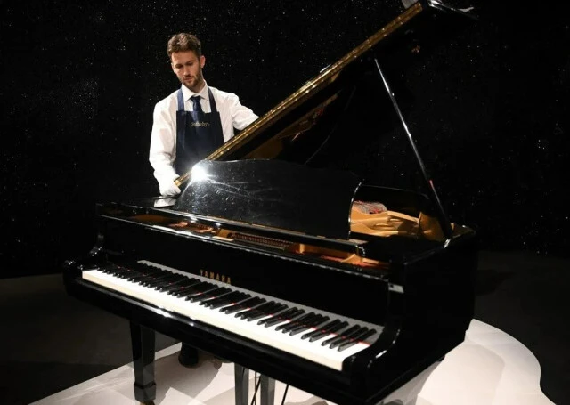 Dünyaca ünlü Queen grubu solisti Freddie Mercury'nin piyanosu 2,2 milyon dolara satıldı!