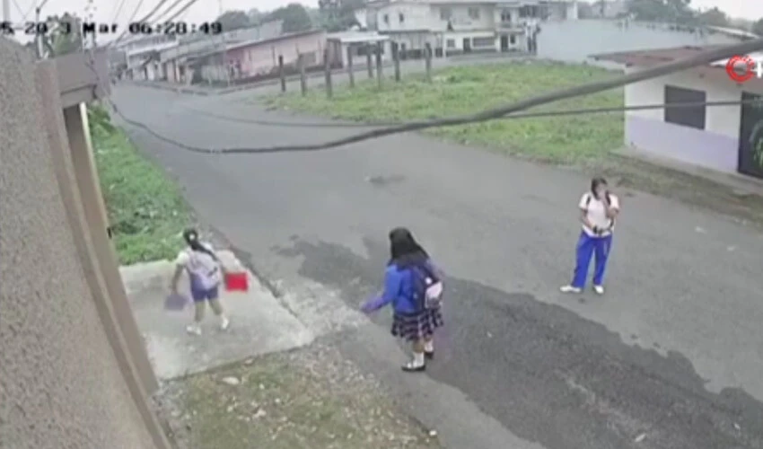 Silahlı kişiler ön kesip 'yanlış' çocuğu kaçırdılar! O anlar anbean kamerada