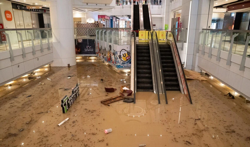 Hong Kong'da 140 yılın felaketi: Tayfun 2 kişiyi öldürdü 110 kişiyi yaraladı