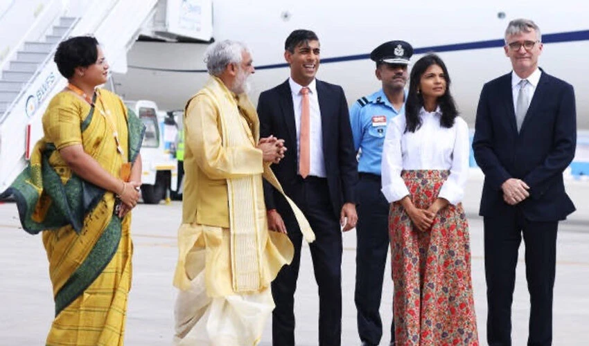 150 sterlinlik elbiseyle çıplak ayak futbol! Rishi Sunak'ın eşi Hindistan'da büyük ses getirdi