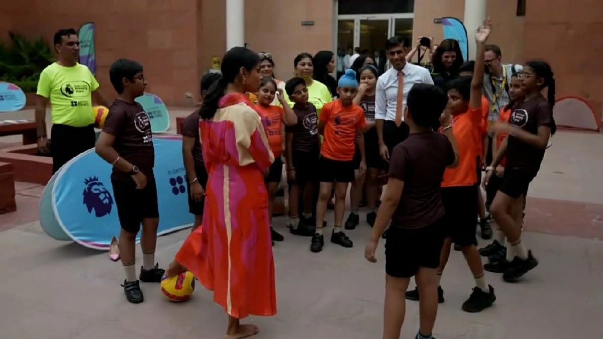 150 sterlinlik elbiseyle çıplak ayak futbol! Rishi Sunak'ın eşi Hindistan'da büyük ses getirdi