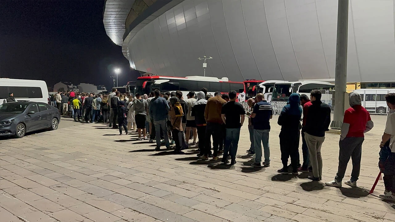 Stadyum turnikesi bozuldu, taraftarlar maçın ilk yarısını kaçırdı