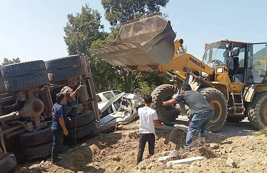 Kahramanmaraş'ta kamyon mezarlıktaki kalabalığa daldı, feci kazanın sebebi ortaya çıktı: Ölü ve yaralılar var