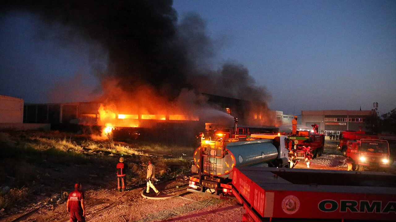Manisa'da geri dönüşüm depolama alanında yangın! Patlama sesleri duyuldu