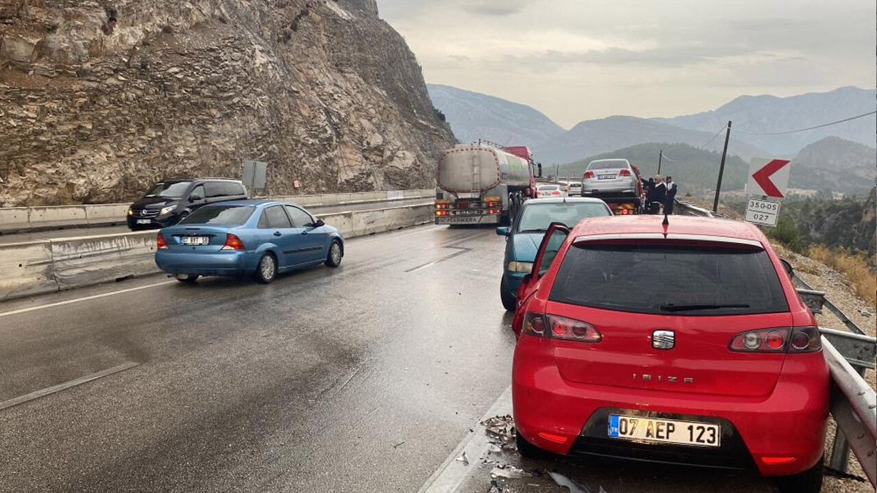 Antalya'da yağış faciaya yol açıyordu: 5 araç birbirine girdi