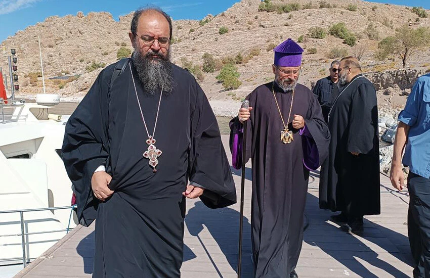 Ermeni din adamları güvenlik önlemleri altında adaya geldi.