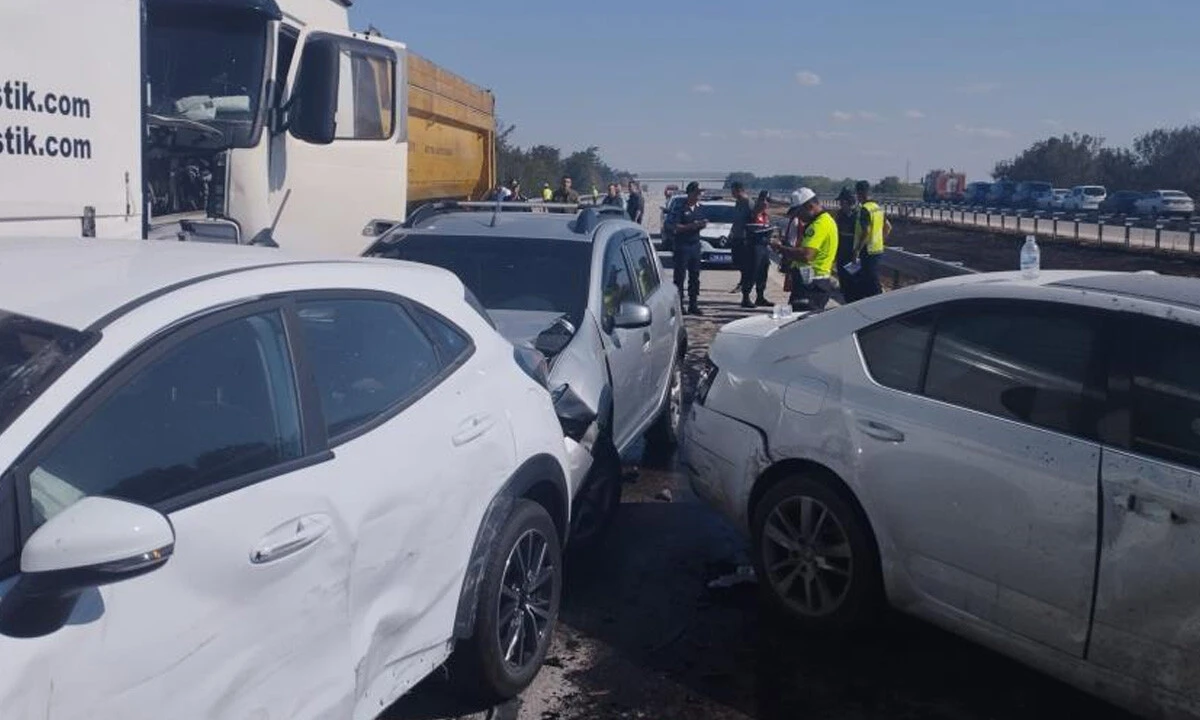 Son dakika! TEM'de zincirleme kaza, 12 araç birbirine girdi: 2 ölü, 35 yaralı