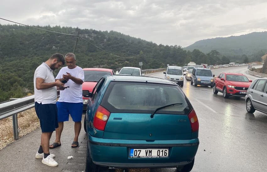 Antalya'da yağış faciaya yol açıyordu: 5 araç birbirine girdi