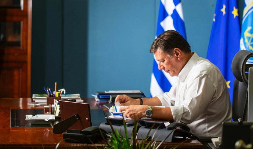 Feribottan itilen yolcunun ölümünün ardından Yunan bakan istifa etti