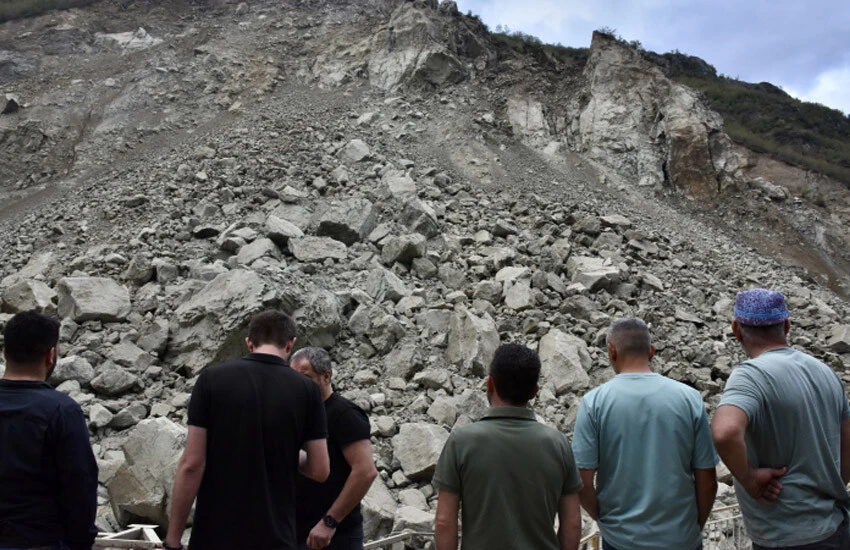 Trabzon'da taş ocağında çökme meydana geldi