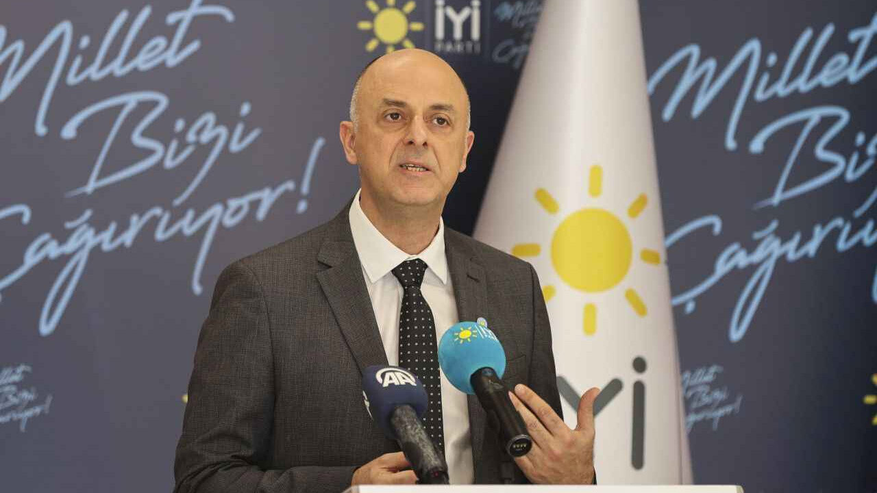 İYİ Partili Özlale&#039;den CHP&#039;li İzmir B.B.&#039;ye sert sözler: Yarısı bankamatik memuru