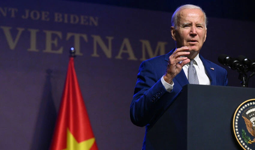Vietnam'daki basın toplantısında Joe Biden'ın konuşmasını yarıda kestiler