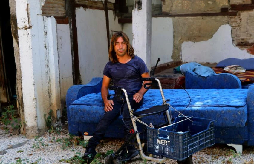 Vicdansızlık diz boyu! Adana'da ev sahibi, engelli kiracıyı eşyaları ile sokağa attı