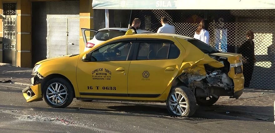 2 otomobil çarpıştı, araçlardan biri markete daldı