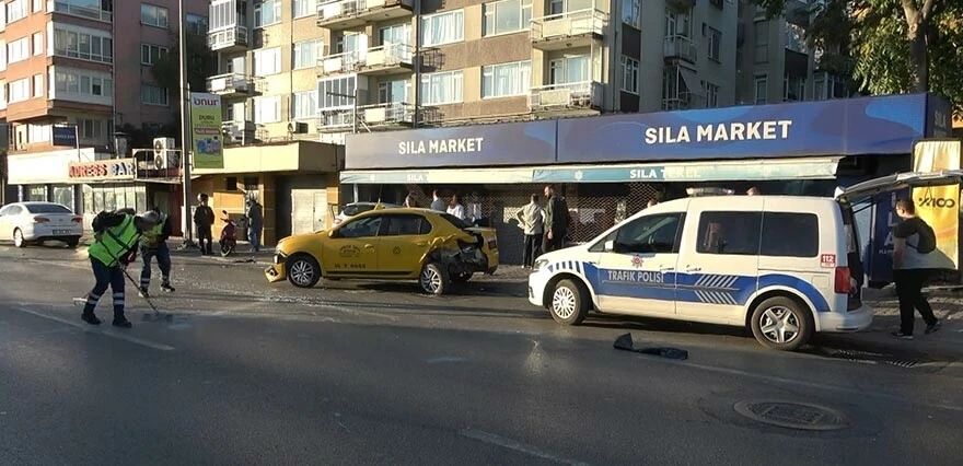 2 otomobil çarpıştı, araçlardan biri markete daldı