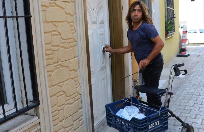 Vicdansızlık diz boyu! Adana'da ev sahibi, engelli kiracıyı eşyaları ile sokağa attı