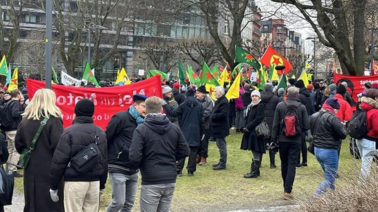 İsveç&#039;te yine alçak provokasyon! Terör yandaşları hem Türkiye&#039;yi hem Cumhurbaşkanı Erdoğan&#039;ı hedef aldı