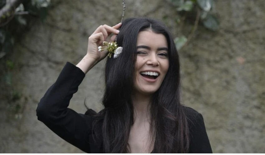 İlk defa böyle gördük! Seray Kaya yeni projesi için saçlarını kısacık kestirdi!