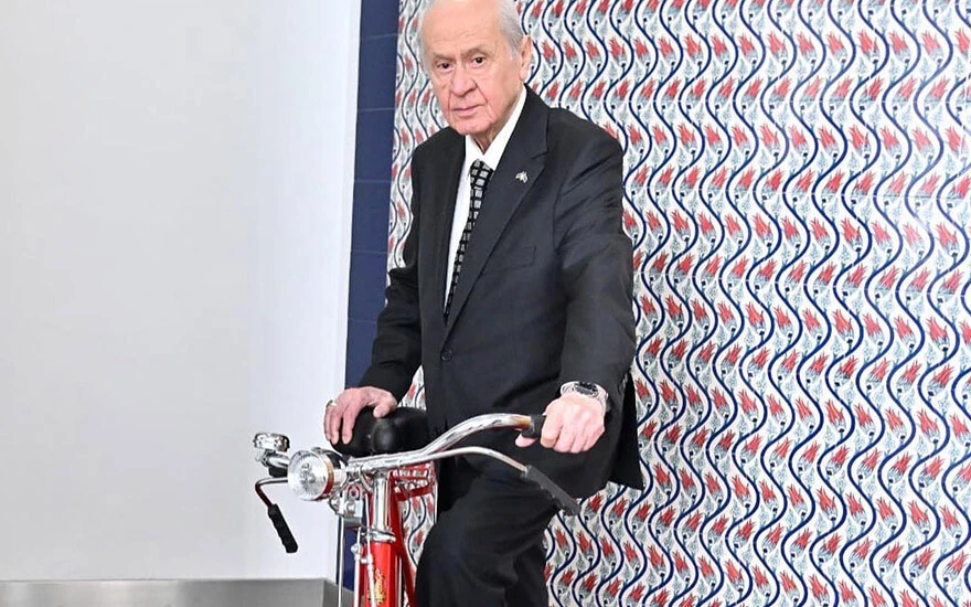 Bahçeli'den bisikletli pozla 'Cumhurbaşkanlığı Bisiklet Turu'na tebrik mesajı