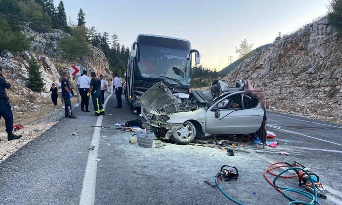 Yolcu otobüsü ile kafa kafaya çarpışan otomobil kağıt gibi ezildi: 1 ölü, 5 yaralı