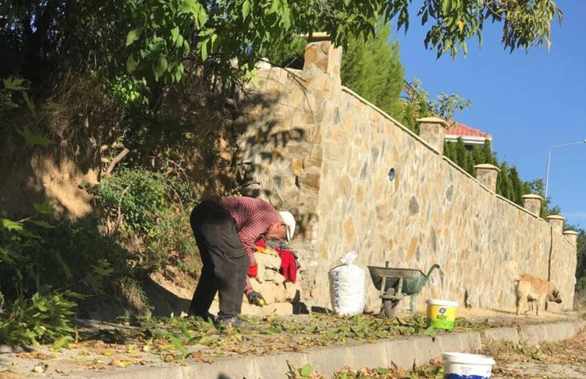 Köylüler meşakkatli bir hasat sonrası ürünlerini satışa sunuyor.
