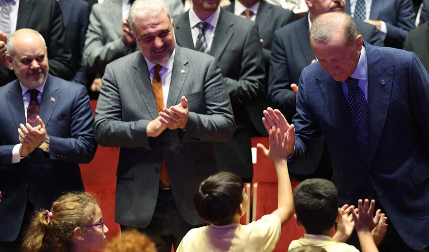 Son dakika haberi: Cumhurbaşkanı Erdoğan'dan öğretmenlere müjde! Ek ders ücretlerine yüzde 25 oranında artış