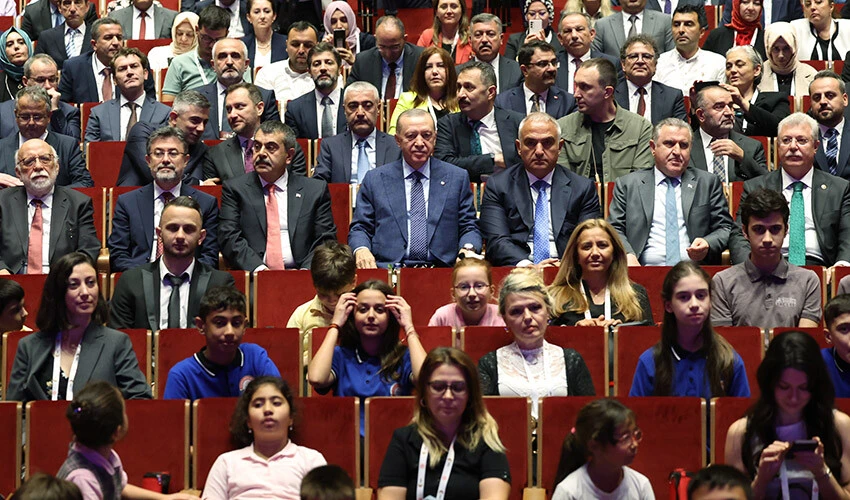 Son dakika haberi: Cumhurbaşkanı Erdoğan'dan öğretmenlere müjde! Ek ders ücretlerine yüzde 25 oranında artış