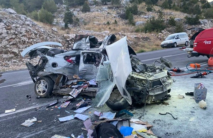 Yolcu otobüsü ile kafa kafaya çarpışan otomobil kağıt gibi ezildi: 1 ölü, 5 yaralı