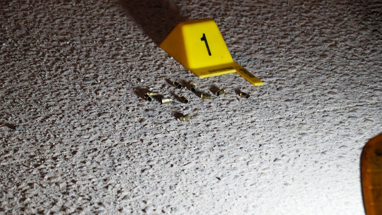 Araba kullanırken, sırtından vuruldu! Başka araçtan ateş açıldı...