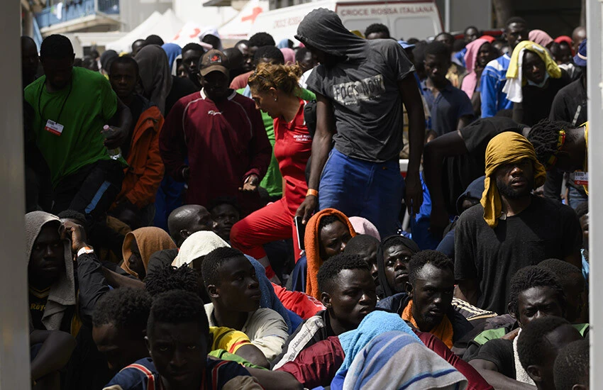 6 binden fazla göçmen krize neden oldu! Lampedusa'dan göçmen tahliyeleri başladı