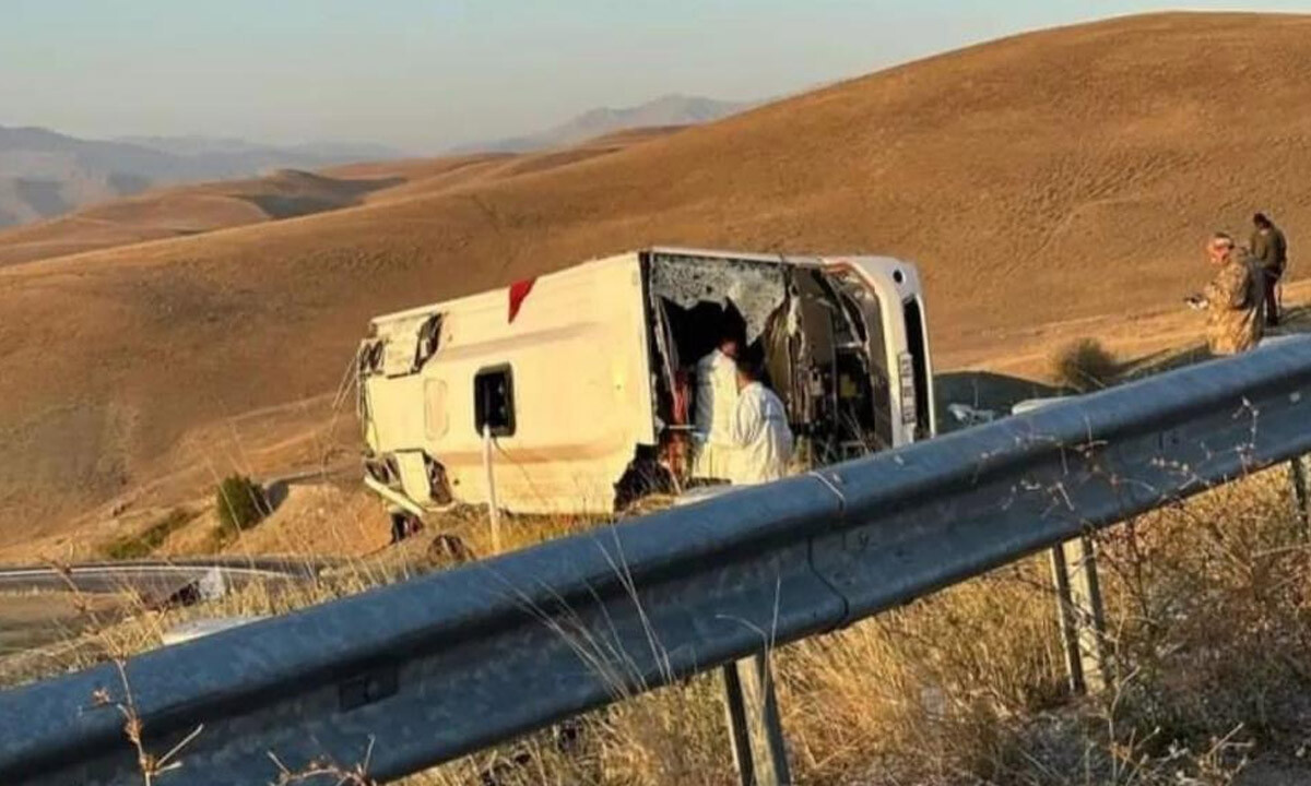 Düzensiz göçmenleri taşıyan midibüs takla attı: Çok sayıda ölü ve yaralılar var