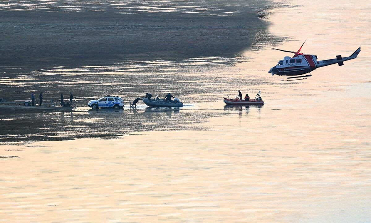 Son dakika! İzmir&#039;de düşen helikopterdeki kayıp mürettebattan acı haber: 3 kişi hayatını kaybetti