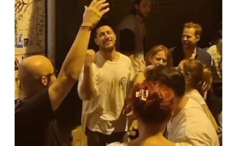 Sokakta arkadaşlarıyla şarkı söyleyen Uraz Kaygılaroğlu’na mahalle sakinlerinden sulu müdahale!