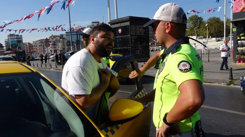 Taksim’de gergin anlar! Aracı bağlanan taksici anahtarı polise vermek istemedi