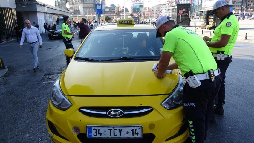 Taksim’de gergin anlar! Aracı bağlanan taksici anahtarı polise vermek istemedi