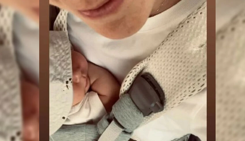 Eda Ece, Aslı Enver'den annelik dersleri alıyor