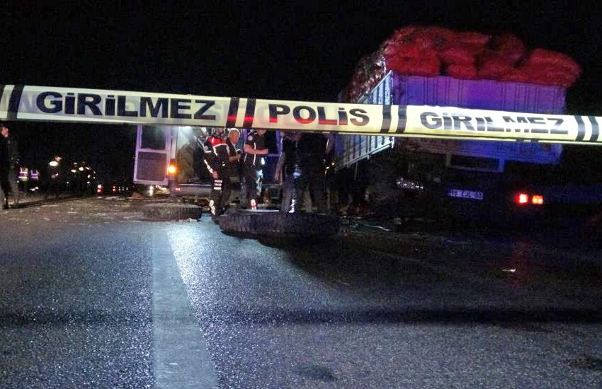 Bursa'nın Nilüfer ilçesinde, maden ocağına dinamit taşıyan kamyon otoyolda devrildi.