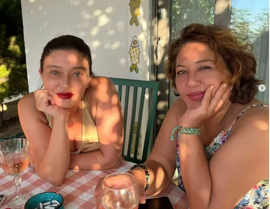 Nurgül Yeşilçay’ın kardeşini gören inanamadı! Hık demiş burnundan düşmüş…