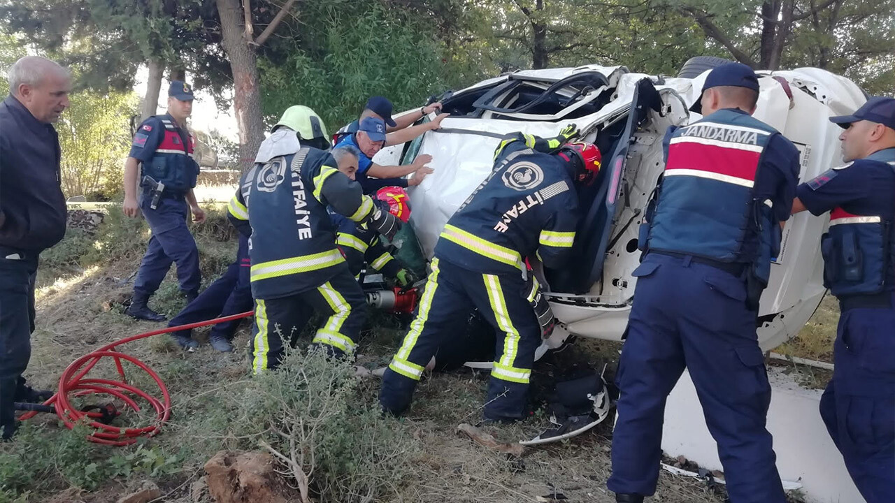 Motosiklet ile çarpışan otomobil mezarlığa uçtu: 2 ölü, 1 yaralı