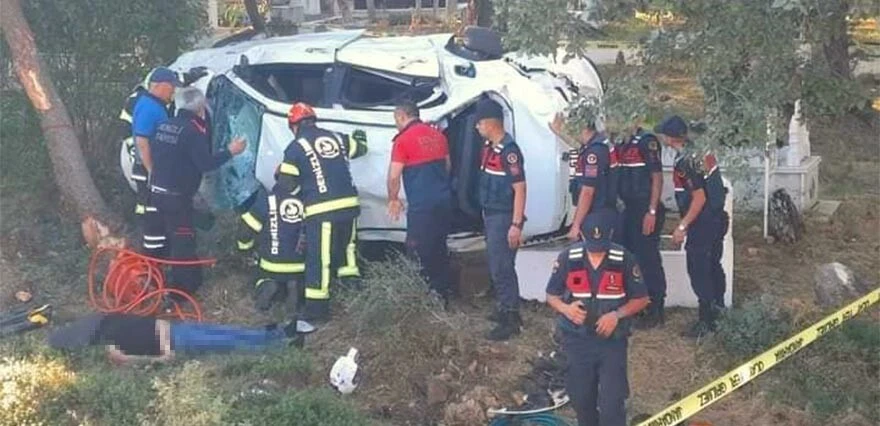 Motosiklet ile çarpışan otomobil mezarlığa uçtu: 2 ölü, 1 yaralı