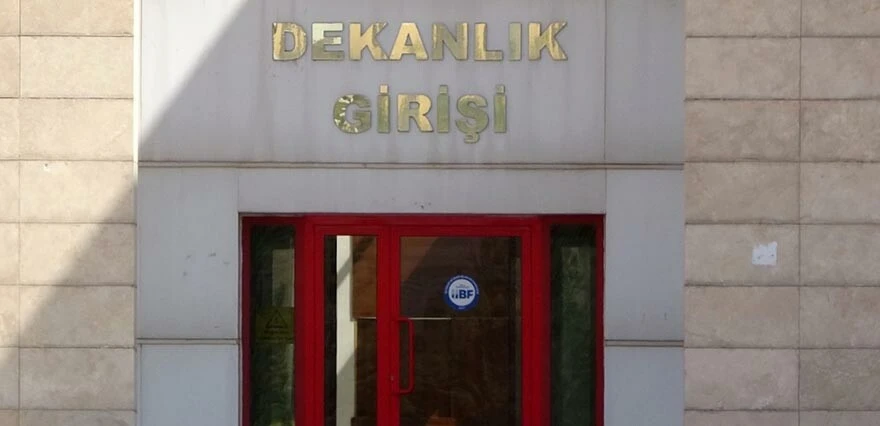 Dicle Üniversitesi'nde hareketli saatler! Kız öğrenci dekan yardımcısını makam odasında bıçakladı